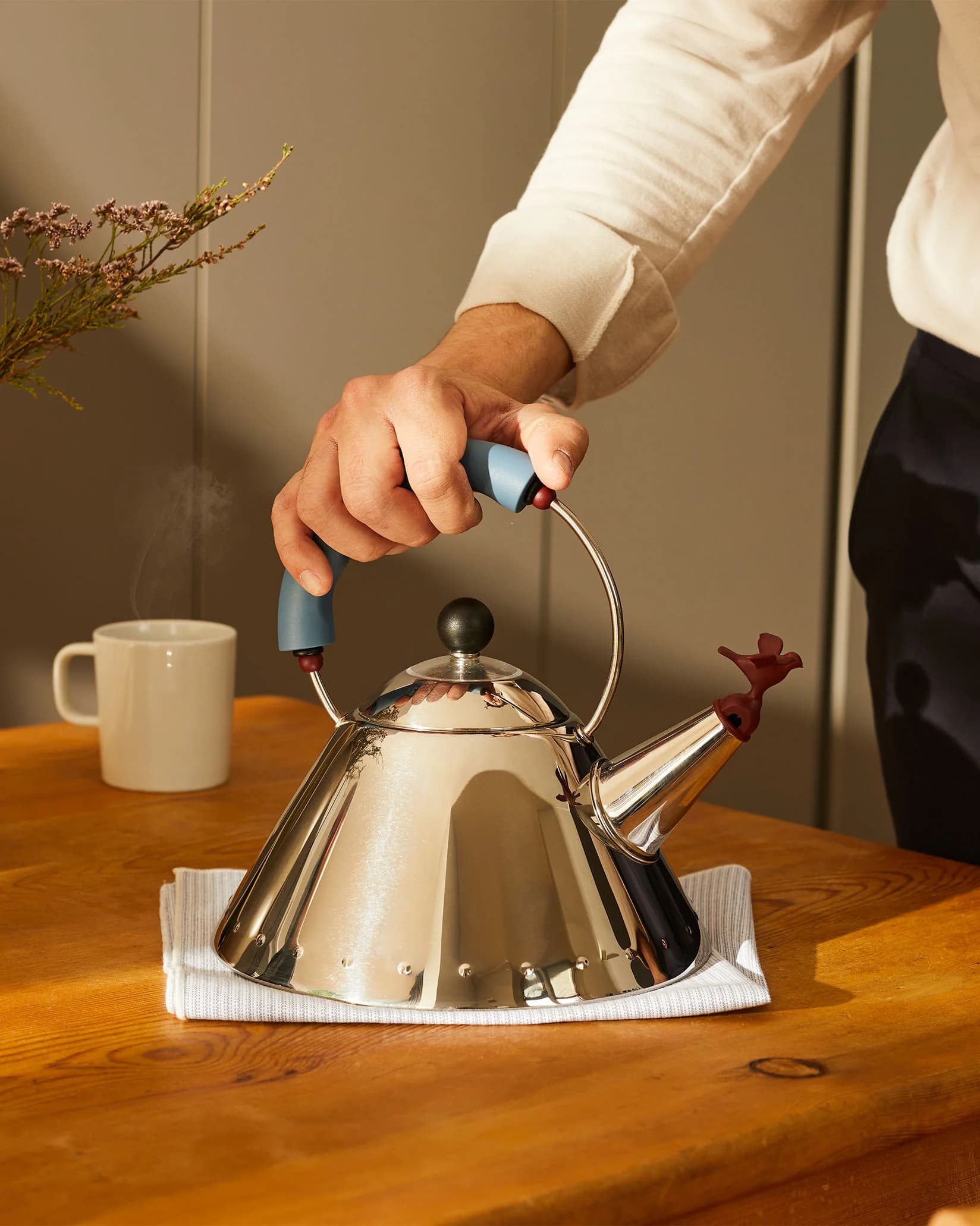 Bouilloire 9093, Alessi, détail oiseau sifflet